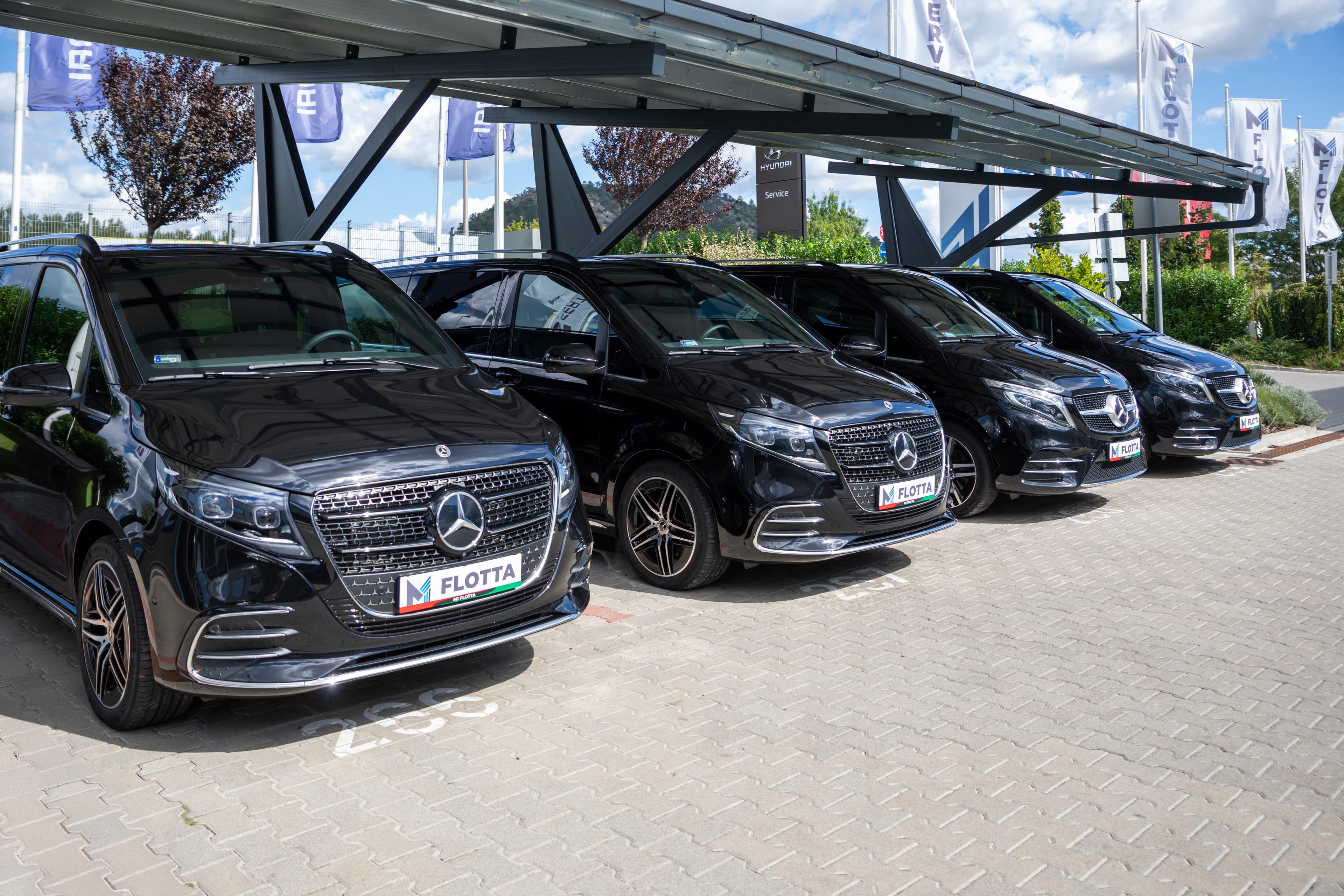 V class mercedes _ vezetői parkolo.jpg