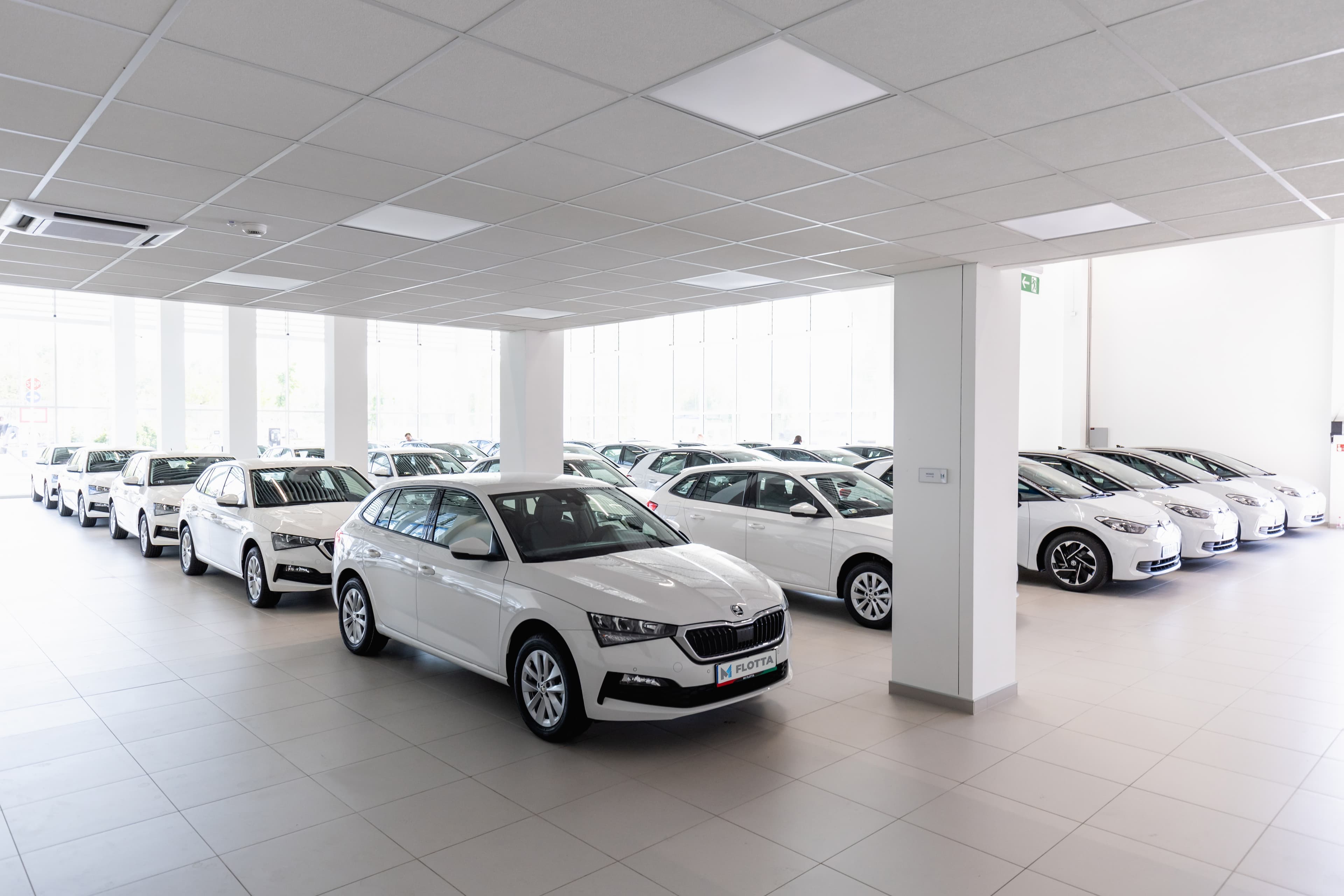 Fehér autók egy bemutatóteremben